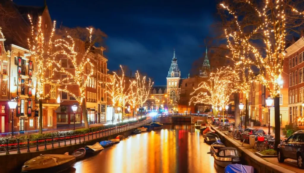 le luminarie meravigliose di Amsterdam che rendono i canali d'acqua ancora più belli
