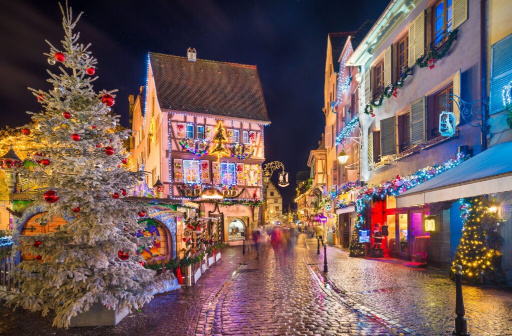 Immagine di Colmar che si illumina durante il periodo natalizio, dimostrando di essere una delle città con le luminarie più belle