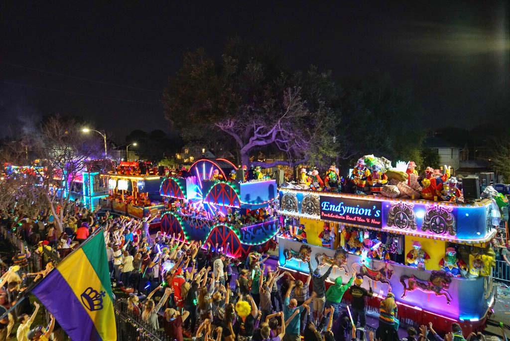 Carri luminosi che invadono New Orleans durante il carnevale