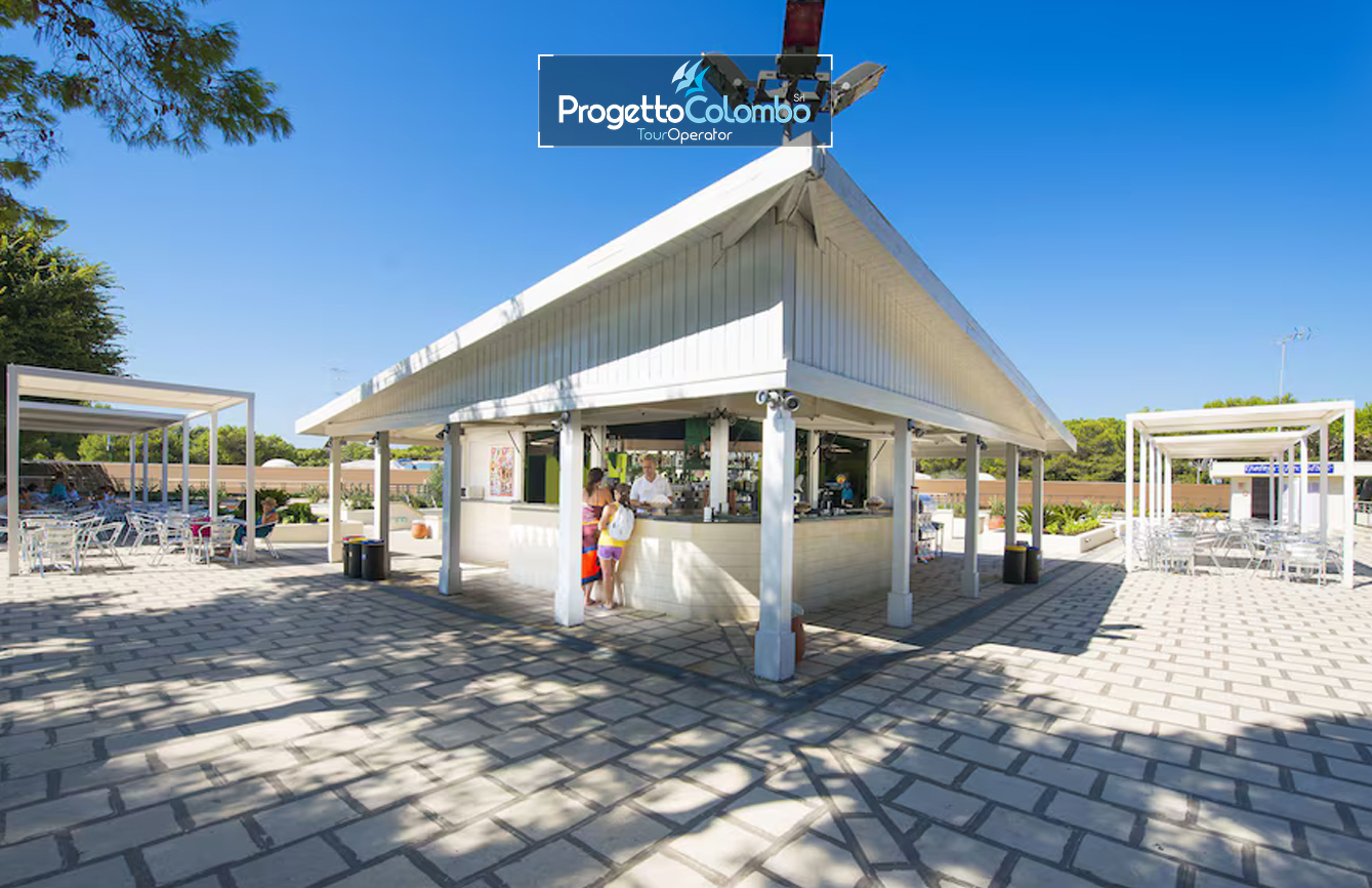 Progetto Colombo Bari, Tour Operator, Mare Italia, Voi Alimini resort, Alpitour, Bravo Club, All Inclusive, Top Club, Puglia, Salento_Bar Spiaggia e Mare: "Spiaggia di sabbia bianca e mare cristallino del VOI Alimini Resort a Otranto, ideale per vacanze a metà settembre." Piscina: "Ampia piscina all'aperto circondata dal verde del giardino nel resort VOI Alimini in Puglia." Ristorazione: "Buffet vario e colorato nella sala ristorante del VOI Alimini Resort per gli ospiti in formula all-inclusive." Organizzazione Progetto Colombo Viaggi Bari