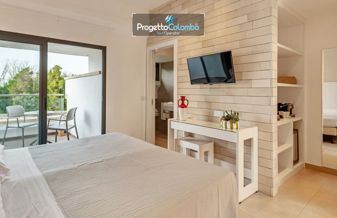 Progetto Colombo Bari, Tour Operator, Mare Italia, Voi Alimini resort, Alpitour, Bravo Club, All Inclusive, Top Club, Puglia, Salento_Camera superior Spiaggia e Mare: "Spiaggia di sabbia bianca e mare cristallino del VOI Alimini Resort a Otranto, ideale per vacanze a metà settembre." Piscina: "Ampia piscina all'aperto circondata dal verde del giardino nel resort VOI Alimini in Puglia." Ristorazione: "Buffet vario e colorato nella sala ristorante del VOI Alimini Resort per gli ospiti in formula all-inclusive." Organizzazione Progetto Colombo Viaggi Bari