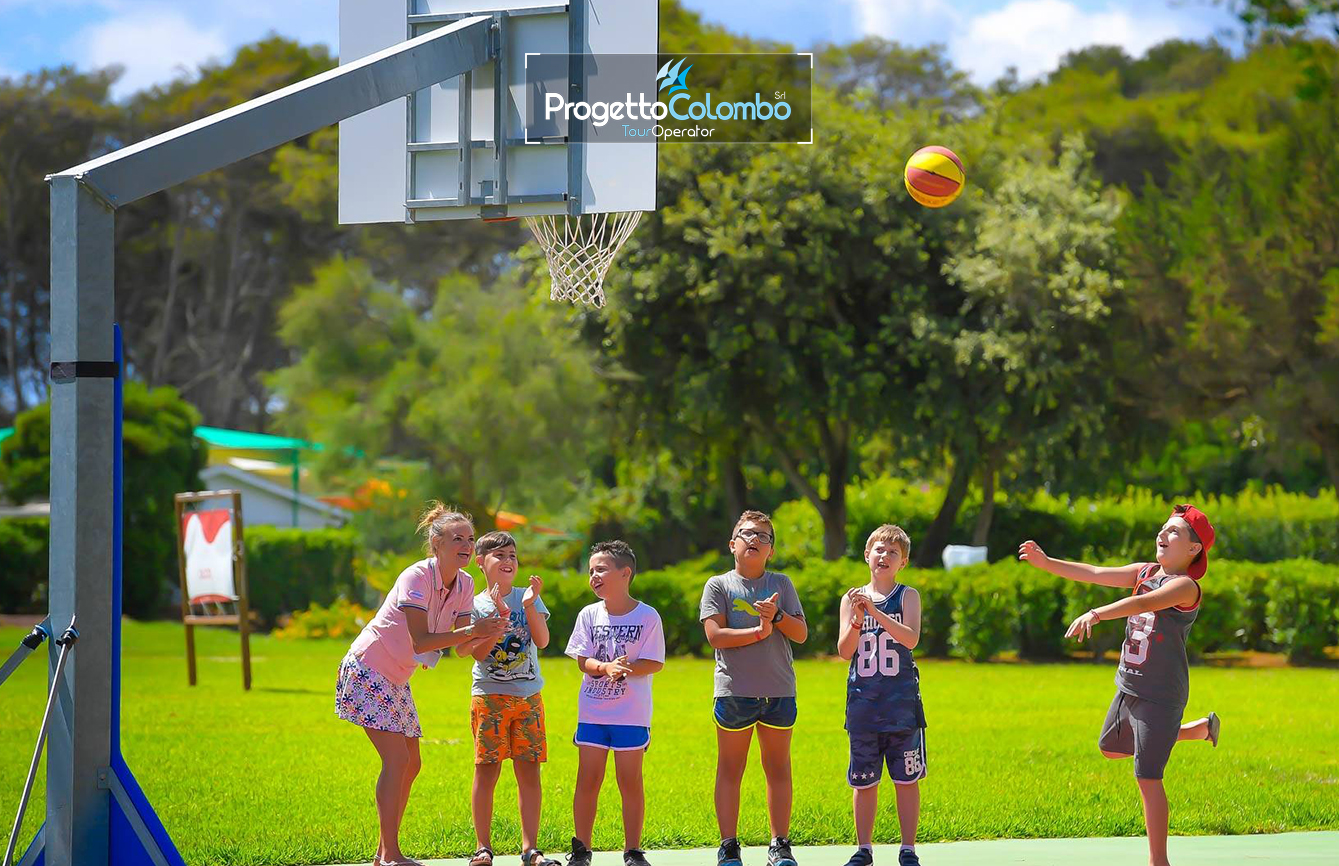 Progetto Colombo Bari, Tour Operator, Mare Italia, Voi Alimini resort, Alpitour, Bravo Club, All Inclusive, Top Club, Puglia, Salento_Giochi 1 Spiaggia e Mare: "Spiaggia di sabbia bianca e mare cristallino del VOI Alimini Resort a Otranto, ideale per vacanze a metà settembre." Piscina: "Ampia piscina all'aperto circondata dal verde del giardino nel resort VOI Alimini in Puglia." Ristorazione: "Buffet vario e colorato nella sala ristorante del VOI Alimini Resort per gli ospiti in formula all-inclusive." Organizzazione Progetto Colombo Viaggi Bari