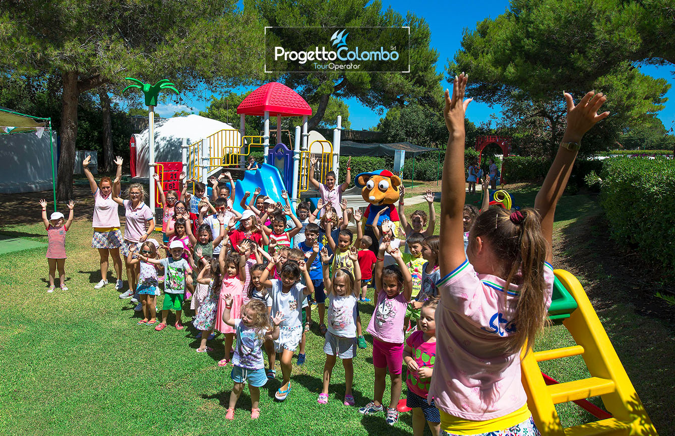 Progetto Colombo Bari, Tour Operator, Mare Italia, Voi Alimini resort, Alpitour, Bravo Club, All Inclusive, Top Club, Puglia, Salento_Miniclub Spiaggia e Mare: "Spiaggia di sabbia bianca e mare cristallino del VOI Alimini Resort a Otranto, ideale per vacanze a metà settembre." Piscina: "Ampia piscina all'aperto circondata dal verde del giardino nel resort VOI Alimini in Puglia." Ristorazione: "Buffet vario e colorato nella sala ristorante del VOI Alimini Resort per gli ospiti in formula all-inclusive." Organizzazione Progetto Colombo Viaggi Bari