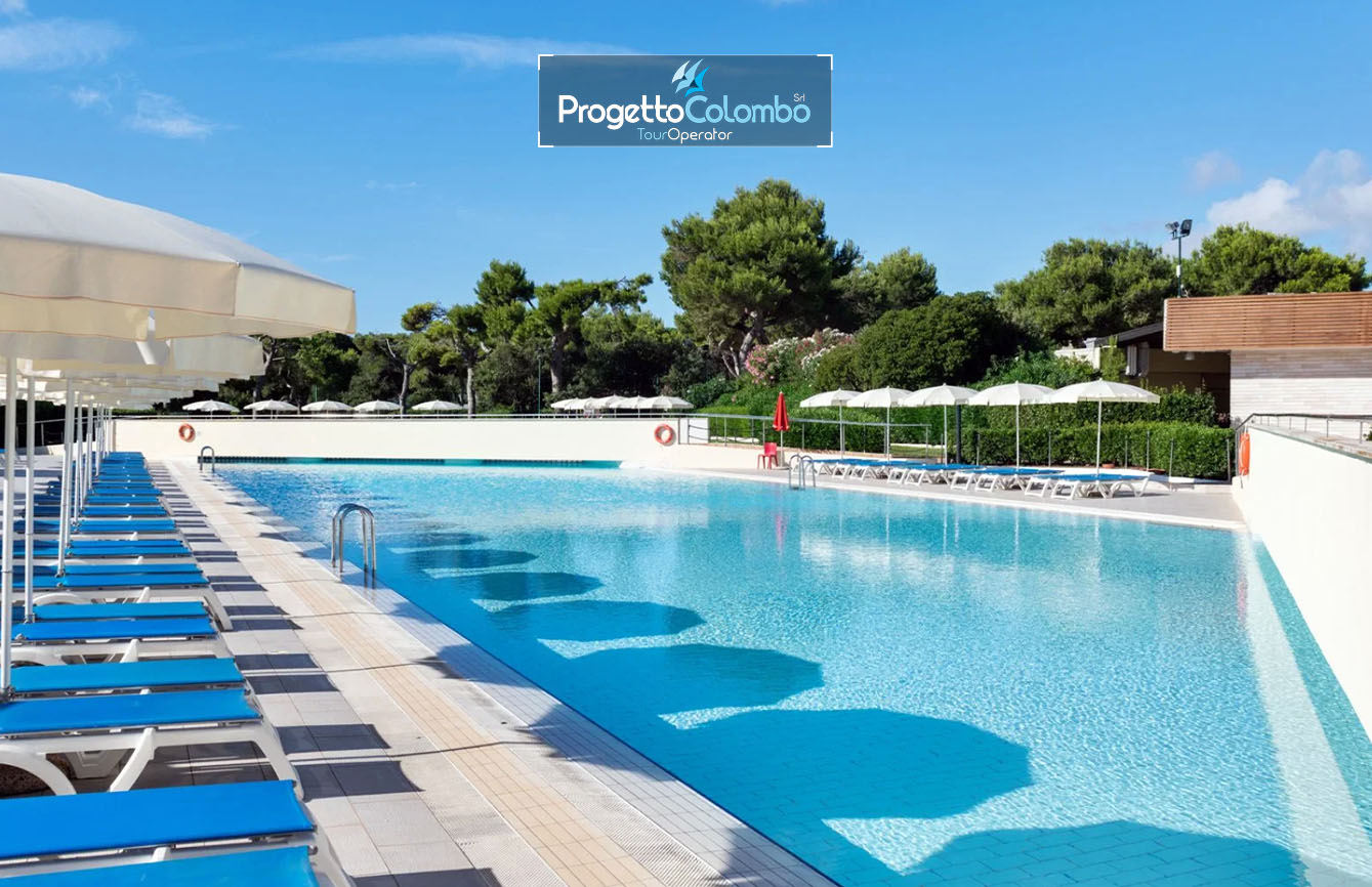 Progetto Colombo Bari, Tour Operator, Mare Italia, Voi Alimini resort, Alpitour, Bravo Club, All Inclusive, Top Club, Puglia, Salento_Piscina 1 Spiaggia e Mare: "Spiaggia di sabbia bianca e mare cristallino del VOI Alimini Resort a Otranto, ideale per vacanze a metà settembre." Piscina: "Ampia piscina all'aperto circondata dal verde del giardino nel resort VOI Alimini in Puglia." Ristorazione: "Buffet vario e colorato nella sala ristorante del VOI Alimini Resort per gli ospiti in formula all-inclusive." Organizzazione Progetto Colombo Viaggi Bari