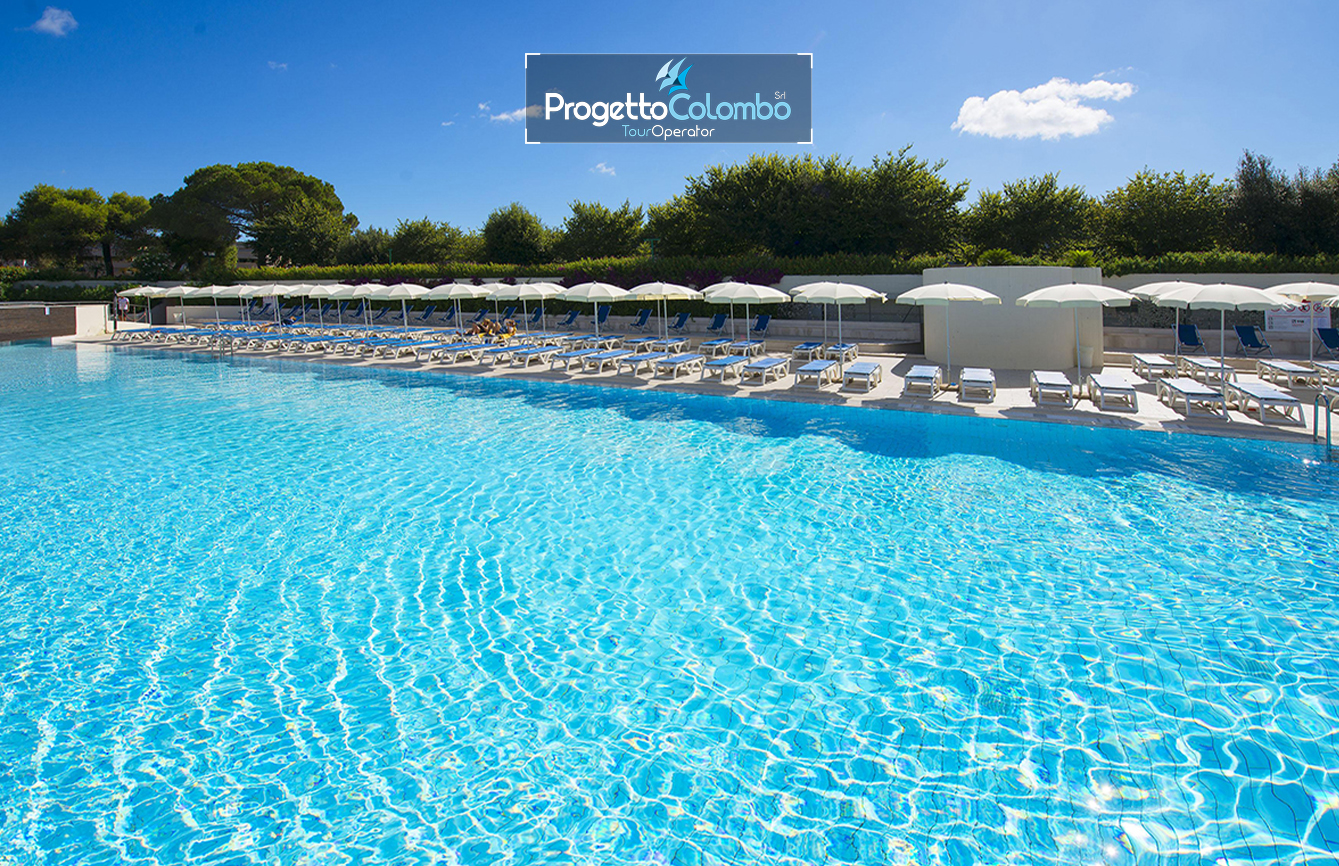 Progetto Colombo Bari, Tour Operator, Mare Italia, Voi Alimini resort, Alpitour, Bravo Club, All Inclusive, Top Club, Puglia, Salento_Piscina 2 Spiaggia e Mare: "Spiaggia di sabbia bianca e mare cristallino del VOI Alimini Resort a Otranto, ideale per vacanze a metà settembre." Piscina: "Ampia piscina all'aperto circondata dal verde del giardino nel resort VOI Alimini in Puglia." Ristorazione: "Buffet vario e colorato nella sala ristorante del VOI Alimini Resort per gli ospiti in formula all-inclusive." Organizzazione Progetto Colombo Viaggi Bari