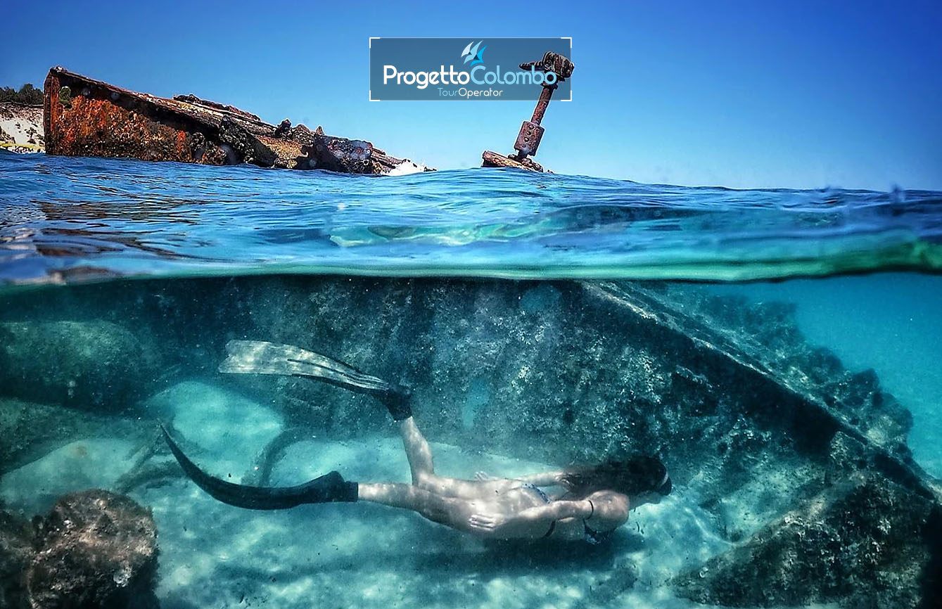 Progetto Colombo Bari, Tour Operator, Mare Italia, Voi Alimini resort, Alpitour, Bravo Club, All Inclusive, Top Club, Puglia, Salento_Relitto Spiaggia e Mare: "Spiaggia di sabbia bianca e mare cristallino del VOI Alimini Resort a Otranto, ideale per vacanze a metà settembre." Piscina: "Ampia piscina all'aperto circondata dal verde del giardino nel resort VOI Alimini in Puglia." Ristorazione: "Buffet vario e colorato nella sala ristorante del VOI Alimini Resort per gli ospiti in formula all-inclusive." Organizzazione Progetto Colombo Viaggi Bari