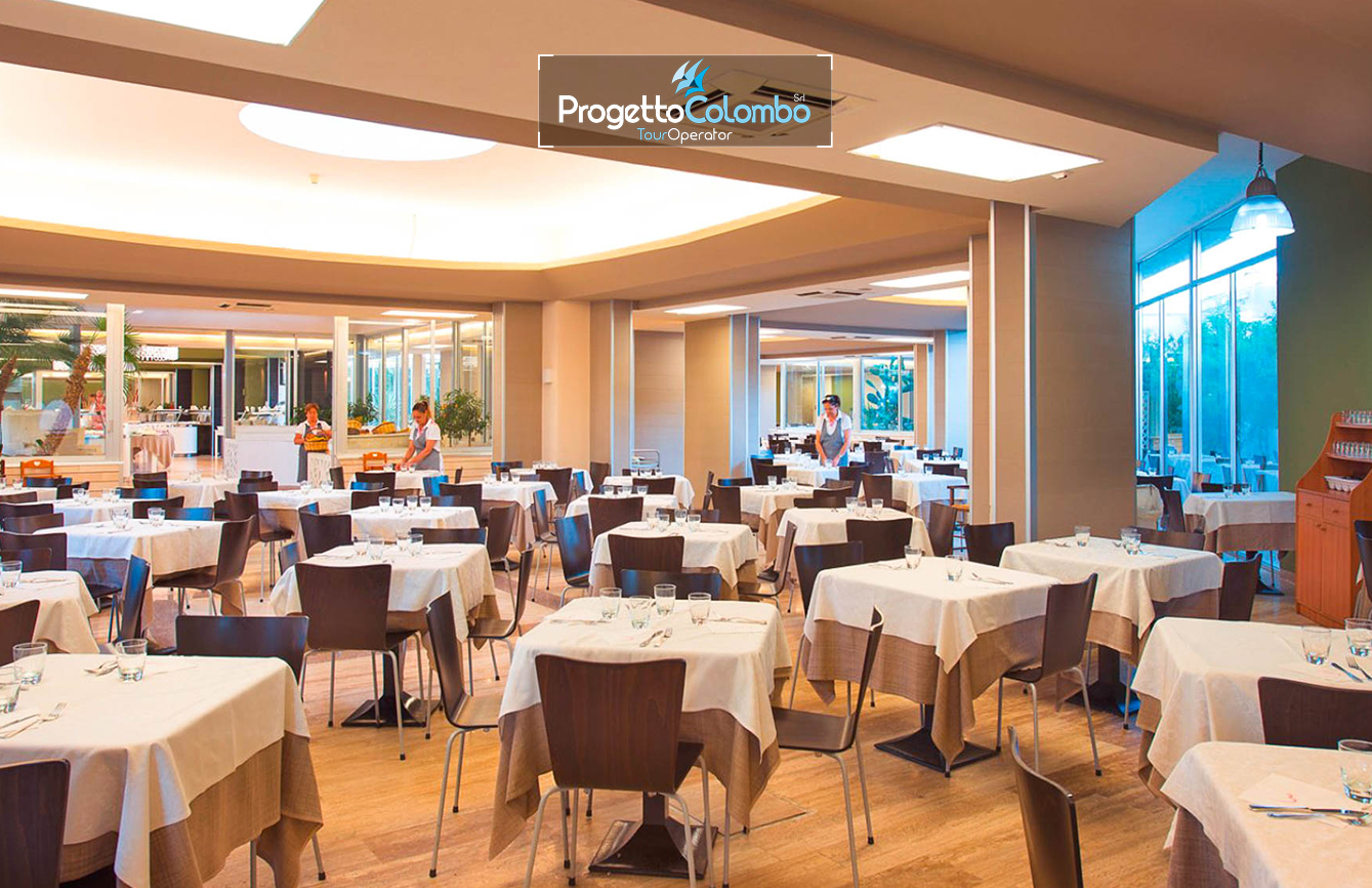 Progetto Colombo Bari, Tour Operator, Mare Italia, Voi Alimini resort, Alpitour, Bravo Club, All Inclusive, Top Club, Puglia, Salento_Ristorante 3 Spiaggia e Mare: "Spiaggia di sabbia bianca e mare cristallino del VOI Alimini Resort a Otranto, ideale per vacanze a metà settembre." Piscina: "Ampia piscina all'aperto circondata dal verde del giardino nel resort VOI Alimini in Puglia." Ristorazione: "Buffet vario e colorato nella sala ristorante del VOI Alimini Resort per gli ospiti in formula all-inclusive." Organizzazione Progetto Colombo Viaggi Bari