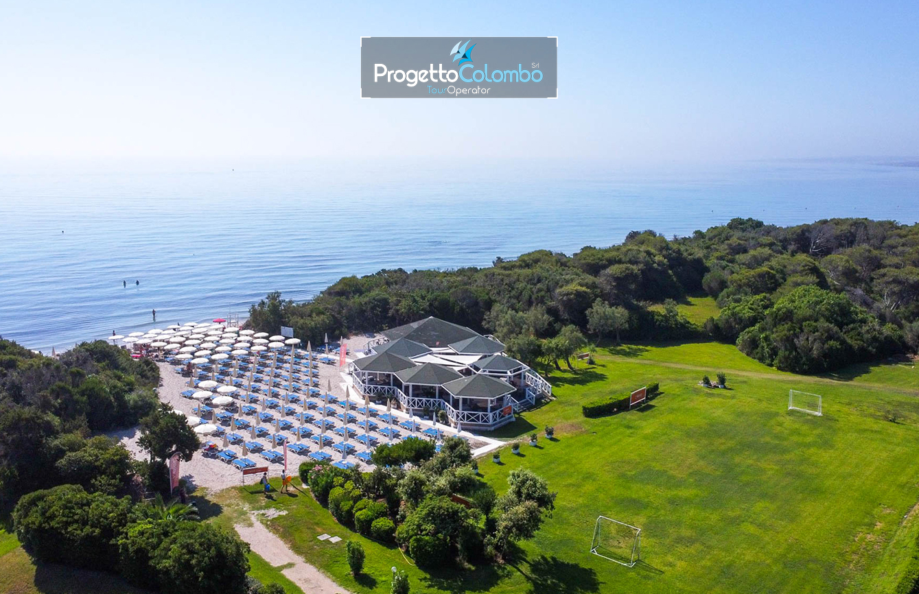 Progetto Colombo Bari, Tour Operator, Mare Italia, Voi Alimini resort, Alpitour, Bravo Club, All Inclusive, Top Club, Puglia, Salento_Spiaggia Panor Spiaggia e Mare: "Spiaggia di sabbia bianca e mare cristallino del VOI Alimini Resort a Otranto, ideale per vacanze a metà settembre." Piscina: "Ampia piscina all'aperto circondata dal verde del giardino nel resort VOI Alimini in Puglia." Ristorazione: "Buffet vario e colorato nella sala ristorante del VOI Alimini Resort per gli ospiti in formula all-inclusive." Organizzazione Progetto Colombo Viaggi Bari