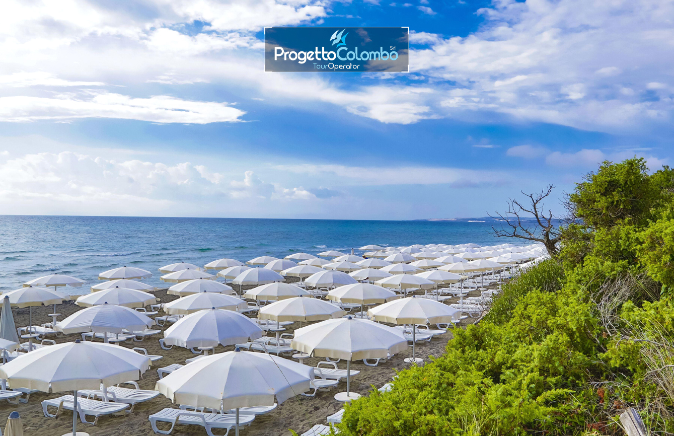 Progetto Colombo Bari, Tour Operator, Mare Italia, Voi Alimini resort, Alpitour, Bravo Club, All Inclusive, Top Club, Puglia, Salento_Spiaggia ok 1 Spiaggia e Mare: "Spiaggia di sabbia bianca e mare cristallino del VOI Alimini Resort a Otranto, ideale per vacanze a metà settembre." Piscina: "Ampia piscina all'aperto circondata dal verde del giardino nel resort VOI Alimini in Puglia." Ristorazione: "Buffet vario e colorato nella sala ristorante del VOI Alimini Resort per gli ospiti in formula all-inclusive." Organizzazione Progetto Colombo Viaggi Bari