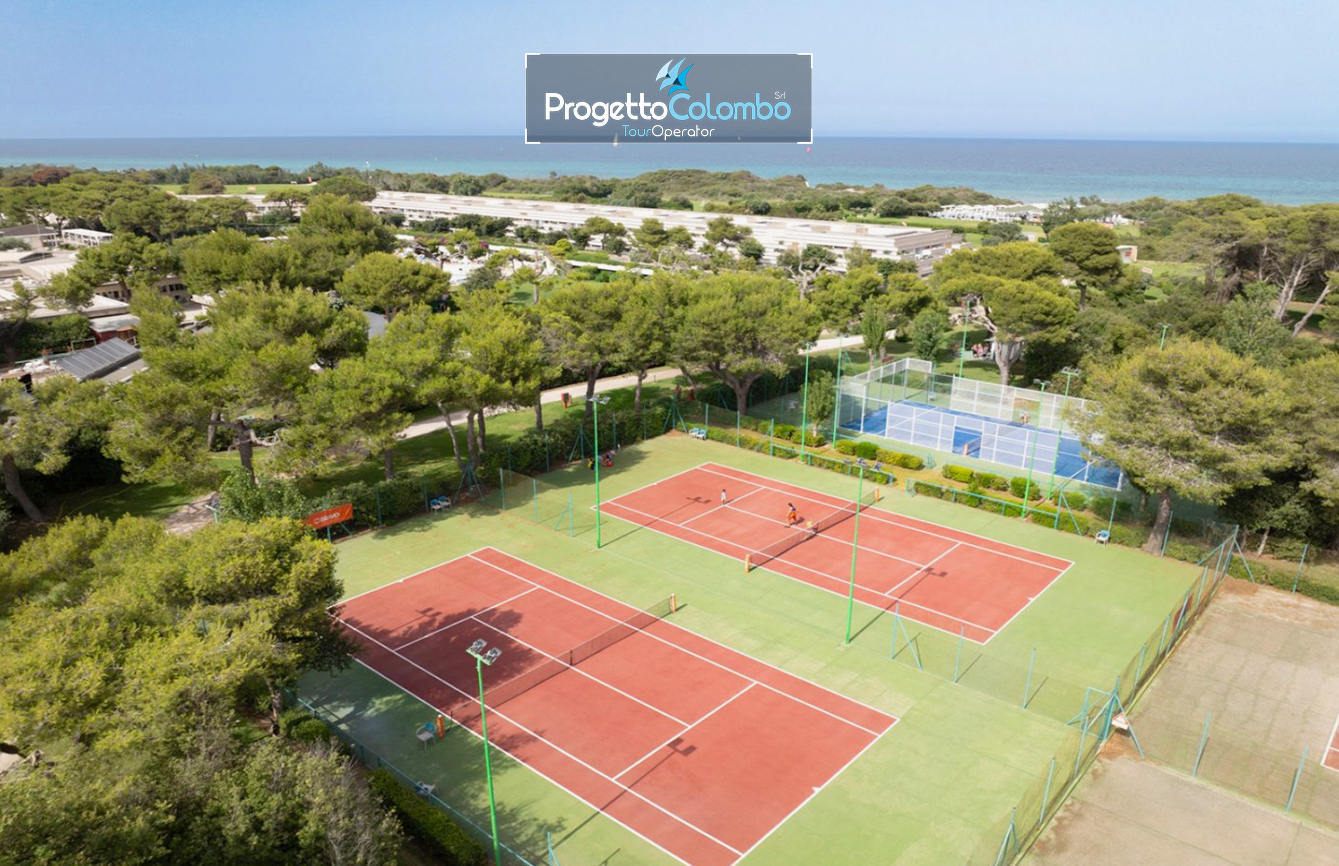 Progetto Colombo Bari, Tour Operator, Mare Italia, Voi Alimini resort, Alpitour, Bravo Club, All Inclusive, Top Club, Puglia, Salento_Tennis Padel Spiaggia e Mare: "Spiaggia di sabbia bianca e mare cristallino del VOI Alimini Resort a Otranto, ideale per vacanze a metà settembre." Piscina: "Ampia piscina all'aperto circondata dal verde del giardino nel resort VOI Alimini in Puglia." Ristorazione: "Buffet vario e colorato nella sala ristorante del VOI Alimini Resort per gli ospiti in formula all-inclusive." Organizzazione Progetto Colombo Viaggi Bari