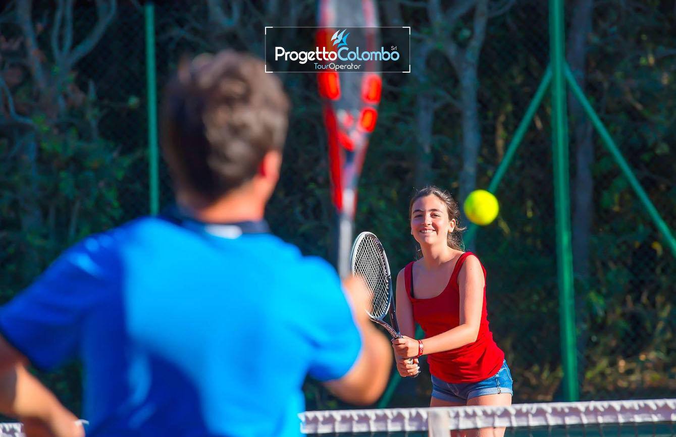 Progetto Colombo Bari, Tour Operator, Mare Italia, Voi Alimini resort, Alpitour, Bravo Club, All Inclusive, Top Club, Puglia, Salento_Tennis Spiaggia e Mare: "Spiaggia di sabbia bianca e mare cristallino del VOI Alimini Resort a Otranto, ideale per vacanze a metà settembre." Piscina: "Ampia piscina all'aperto circondata dal verde del giardino nel resort VOI Alimini in Puglia." Ristorazione: "Buffet vario e colorato nella sala ristorante del VOI Alimini Resort per gli ospiti in formula all-inclusive." Organizzazione Progetto Colombo Viaggi Bari