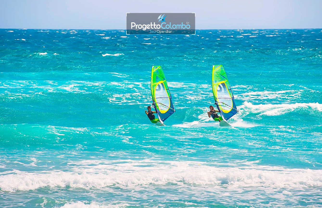 Progetto Colombo Bari, Tour Operator, Mare Italia, Voi Alimini resort, Alpitour, Bravo Club, All Inclusive, Top Club, Puglia, Salento_Windsurf Spiaggia e Mare: "Spiaggia di sabbia bianca e mare cristallino del VOI Alimini Resort a Otranto, ideale per vacanze a metà settembre." Piscina: "Ampia piscina all'aperto circondata dal verde del giardino nel resort VOI Alimini in Puglia." Ristorazione: "Buffet vario e colorato nella sala ristorante del VOI Alimini Resort per gli ospiti in formula all-inclusive." Organizzazione Progetto Colombo Viaggi Bari