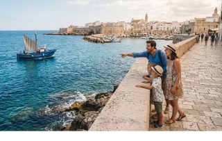 Tour in bus da Bari con tour leader in italiano, inglese e spagnolo alla scoperta di Polignano, Monopoli e dei trulli di Alberobello.